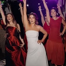 Noiva e damas a dançar de braço no ar