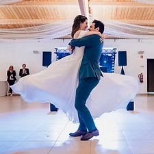 Noivos a rodopiar na primeira dança