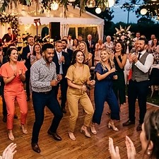 Convidados a dançar animados numa festa de casamento
