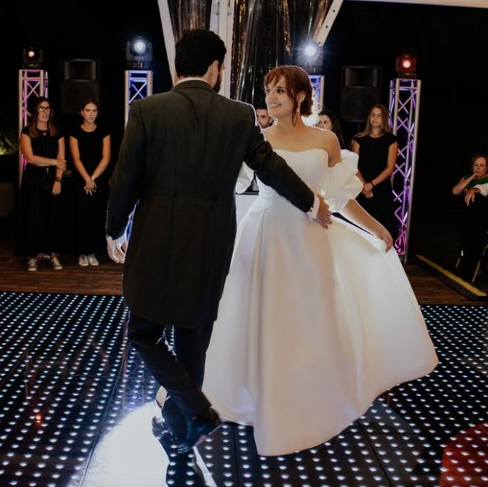 Noivo a conduzir a noiva para a pista de dança