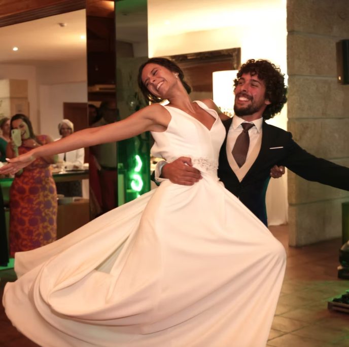 Noivos a rodopiar e a rir na pista de dança