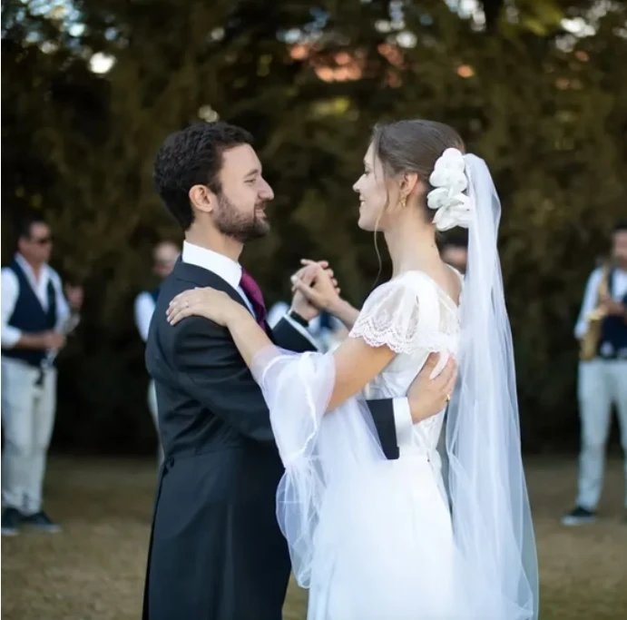 Noivos a dançar a primeira dança do casamento