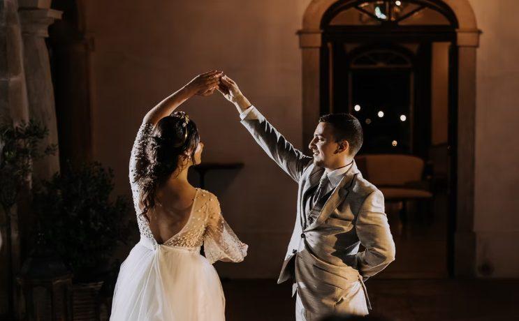 Noivos a dançar a primeira dança à noite