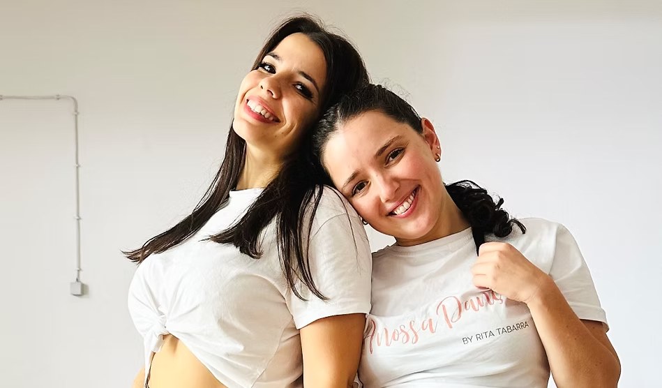 Rita e Mariana, fundadoras da Nossa Dança, abraçadas e a sorrir